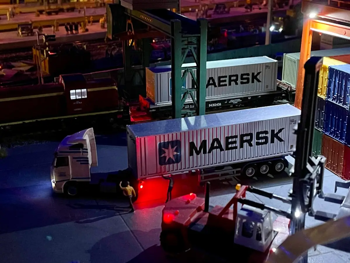 black and gray microphone stand